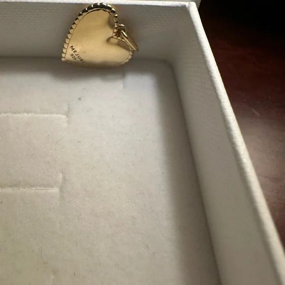 Mejuri Gold Heart Pendant - Picture 5 of 9